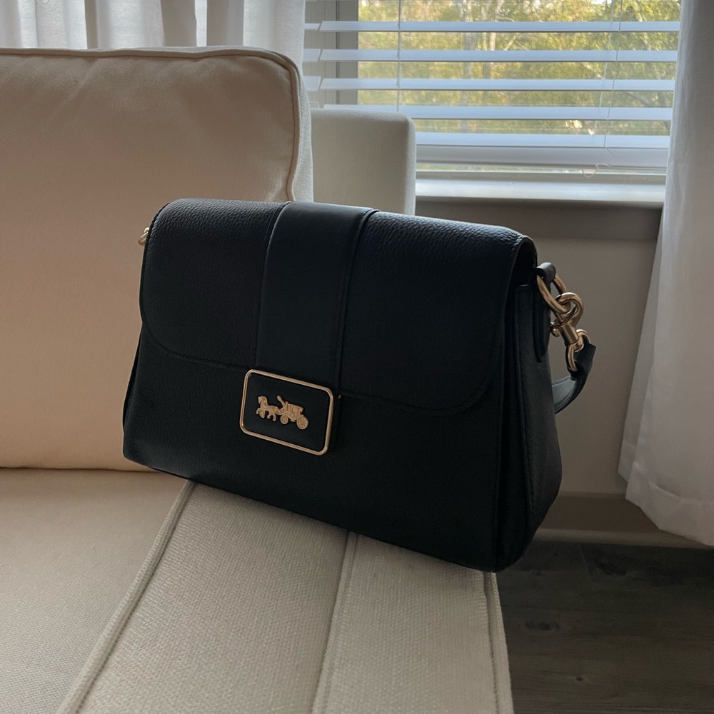 Black coach leather shoulder bag with gold clasp
